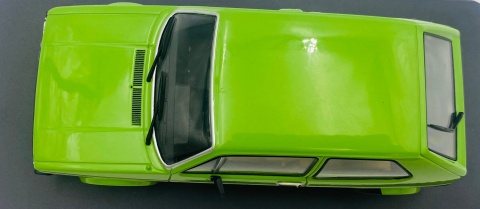 VW Volkswagen Golf I 1974 model 124264 WhiteBox 1:24 zielony