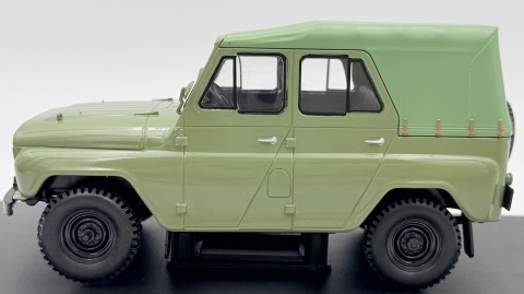 UAZ 469 (1975) Łazik Gazik model 124263 WhiteBox 1:24 zielony