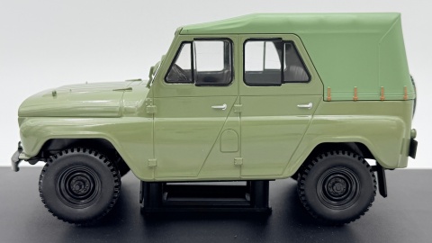 UAZ 469 (1975) Łazik Gazik model 124263 WhiteBox 1:24 zielony