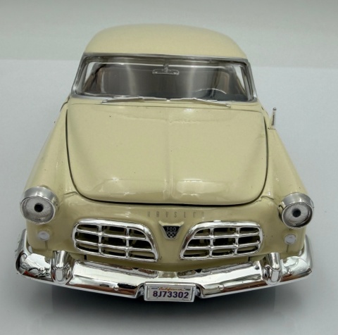 Chrysler C300 1955 model 1:24 Motormax 73302 beżowy