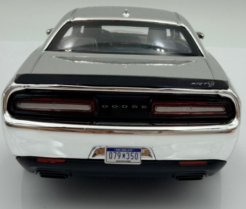 DODGE Challenger SRT Hellcat 2018 model 1:24 Motormax 79095 lustro chrom