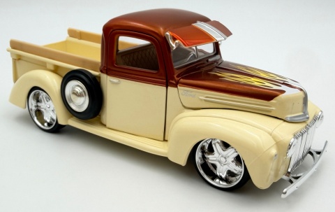 Ford Jailbar Pickup 1942-47 model 1:24 Motormax 79883 Kult Klassics