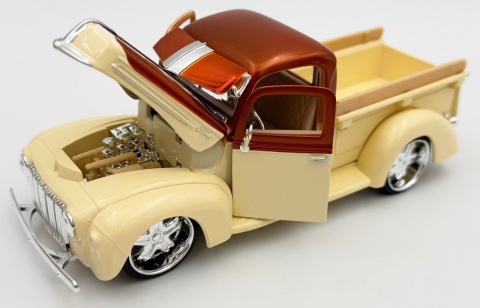 Ford Jailbar Pickup 1942-47 model 1:24 Motormax 79883 Kult Klassics