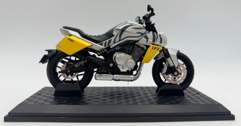 Benda LFS700 motocykl model 1:12 LED dźwięk Huayi M12-14 biały z żółtym