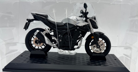 Honda CB400F motocykl model 1:12 LED dźwięk Huayi M12-19 srebrny