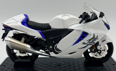 Suzuki GSX-1300R Hayabusa motocykl model 1:12 LED dźwięk Huayi M12-23 biały