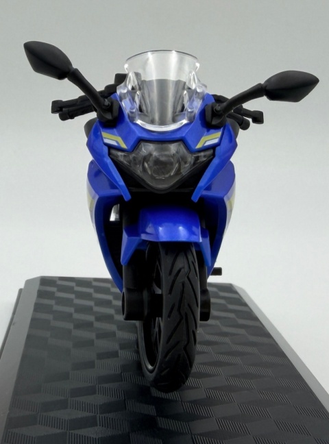 Suzuki GSX 250R model 1:18 Huayi M18-10B niebieski