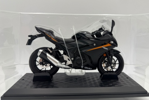 Suzuki GSX 250R motocykl model 1:12 LED dźwięk Huayi M12-15B czarny