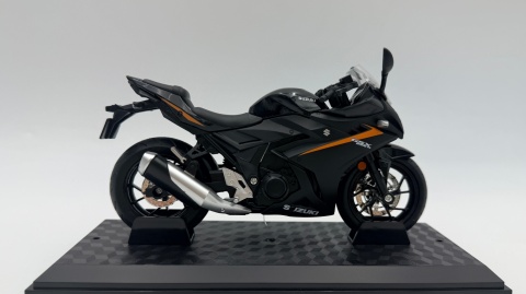 Suzuki GSX 250R motocykl model 1:12 LED dźwięk Huayi M12-15B czarny