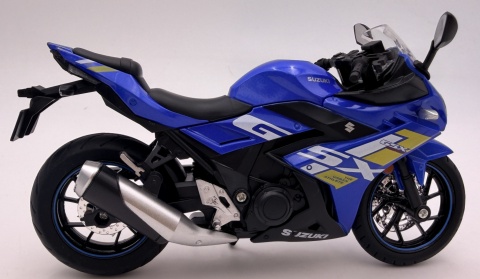 Suzuki GSX 250R motocykl model 1:12 LED dźwięk Huayi M12-15B niebieski