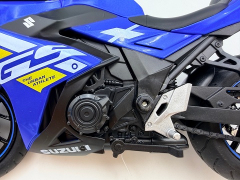 Suzuki GSX 250R motocykl model 1:12 LED dźwięk Huayi M12-15B niebieski