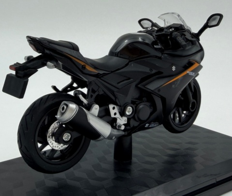 Suzuki GSX 250R motocykl model 1:18 Huayi M18-10B czarny