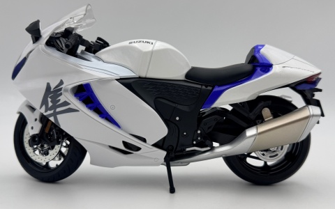 Suzuki Hayabusa GSX 1300R 2024 DUŻY model LED 1:9 Huayi M9-9A biały