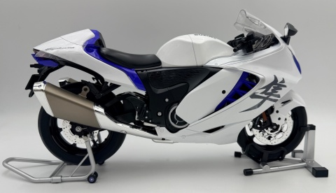 Suzuki Hayabusa GSX 1300R 2024 DŹWIĘK DYM LED model 1:9 Huayi M6-3A czarny