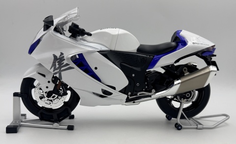 Suzuki Hayabusa GSX 1300R 2024 DŹWIĘK DYM LED model 1:9 Huayi M6-3A czarny