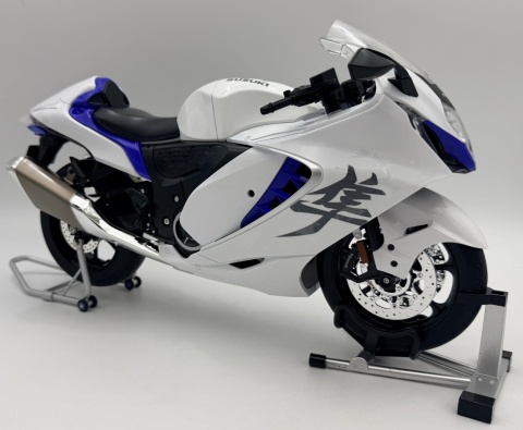 Suzuki Hayabusa GSX 1300R 2024 DŹWIĘK DYM LED model 1:9 Huayi M6-3A czarny