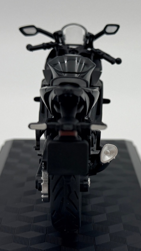 Yamaha YZF-R3 motocykl model 1:18 Huayi M18-9B czarny