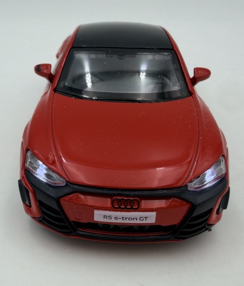Audi RS e-tron GT z napędem światło dźwięk METAL 1:36 MSZ 68721 czerwony