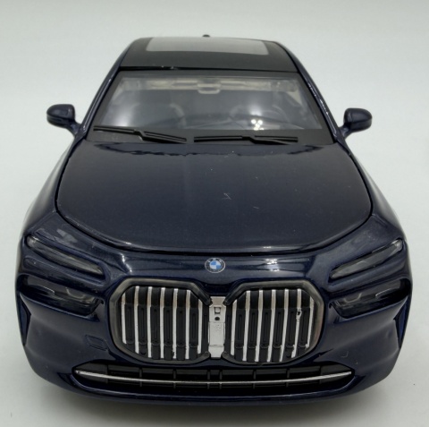 BMW i7 z napędem światło dźwięk model METAL 1:32 MSZ 68730 granatowy