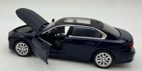 BMW i7 z napędem światło dźwięk model METAL 1:32 MSZ 68730 granatowy