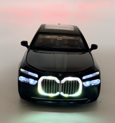 BMW i7 z napędem światło dźwięk model METAL 1:32 MSZ 68730 granatowy