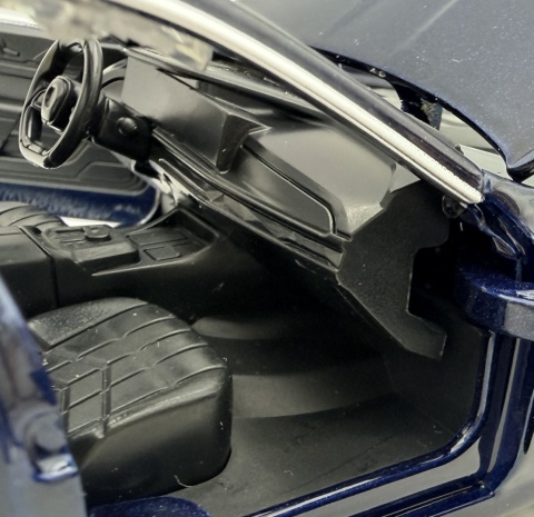 BMW i7 z napędem światło dźwięk model METAL 1:32 MSZ 68730 granatowy