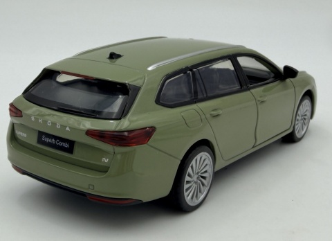 Skoda Superb Combi IV z napędem światło dźwięk METAL 1:35 MSZ 68745 zielony