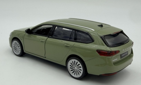 Skoda Superb Combi IV z napędem światło dźwięk METAL 1:35 MSZ 68745 zielony