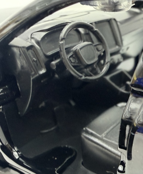 Volvo EX40 z napędem światło dźwięk model METAL 1:32 MSZ 68411 czarny