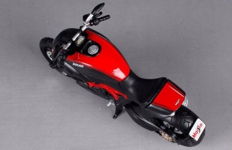 DUCATI Diavel Carbon motocykl model 1:12 Maisto DUCATI Diavel Carbon motocykl model 1:12 Maisto
