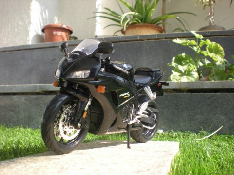 HONDA CBR 1000RR motocykl model 1:12 Maisto HONDA CBR 1000RR motocykl model 1:12 Maisto