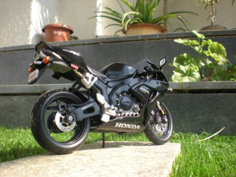 HONDA CBR 1000RR motocykl model 1:12 Maisto HONDA CBR 1000RR motocykl model 1:12 Maisto