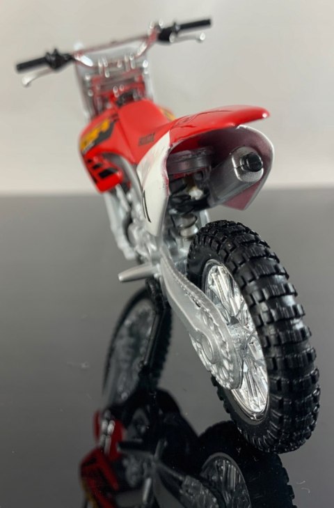 HONDA CR 250 R na podstawce model 1:18 Maisto HONDA CR 250 R na podstawce model 1:18 Maisto