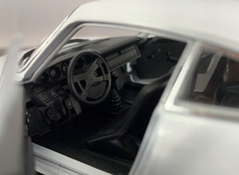 PORSCHE 911 Carrera RS 2.7 MODEL METAL WELLY 1:24 PORSCHE 911 Carrera RS 2.7 MODEL METAL WELLY 1:24