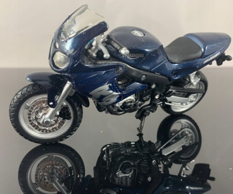 TRIUMPH 955i Sprint RS na podstawce 1:18 Maisto TRIUMPH 955i Sprint RS na podstawce 1:18 Maisto