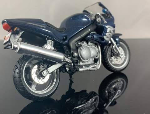 TRIUMPH 955i Sprint RS na podstawce 1:18 Maisto TRIUMPH 955i Sprint RS na podstawce 1:18 Maisto